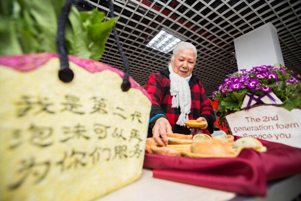 廣州八旬阿婆用番薯芋頭烤出“可食碗”